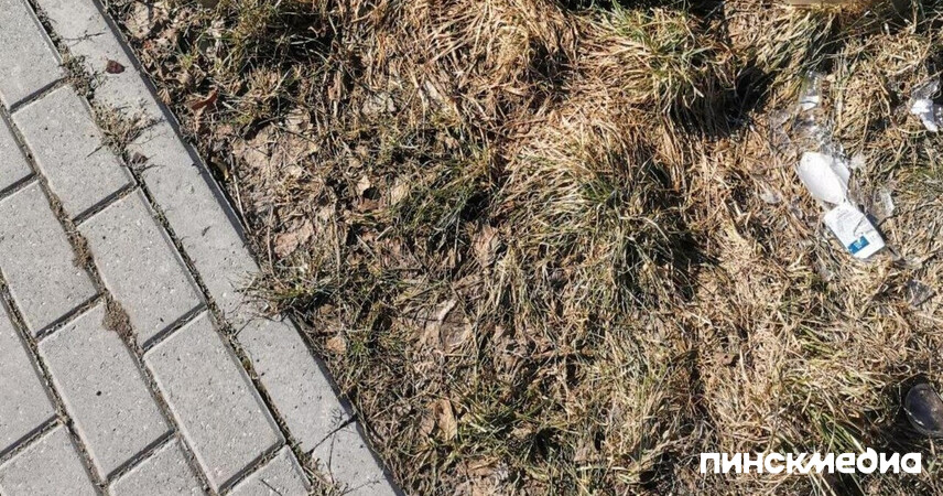 Жители Пинска жалуются на битое стекло на тротуарах в Жемчужном