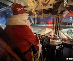 В Пинске Дед Мороз и Снегурочка работают на автобусных рейсах