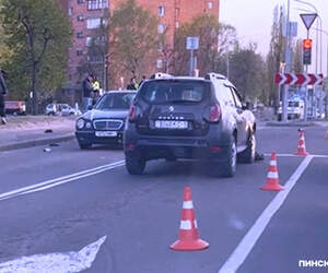 Опять ДТП на путепроводе в Пинске: самокат отбросило под встречный автомобиль. Видеофакт