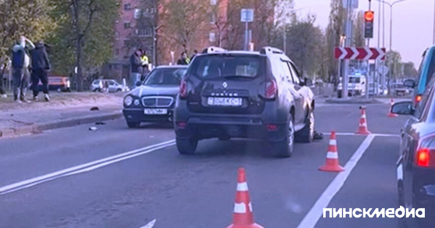 Опять ДТП на путепроводе в Пинске: самокат отбросило под встречный автомобиль. Видеофакт