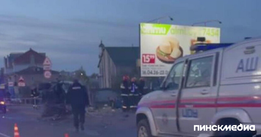 Жуткое ДТП на путепроводе в Пинске: BMW на высокой скорости протаранил ограждение и перевернулся