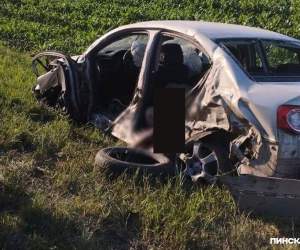 На трассе Р-6 под Пинском в лобовом столкновении BMW X5 и Volkswagen Passat погиб мужчина