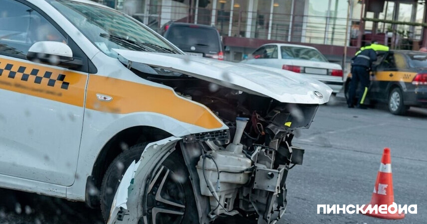 ДТП в центре Пинска: на перекрестке Первомайской и Гоголя столкнулись такси и Audi