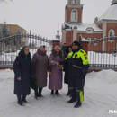 Фликеры в подарок: в Пинском районе сотрудники ГАИ провели акцию у церквей на Рождество