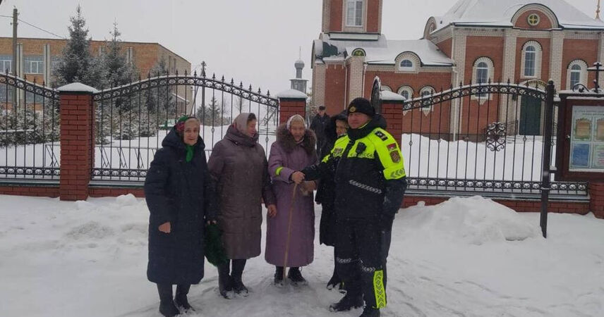 Фликеры в подарок: в Пинском районе сотрудники ГАИ провели акцию у церквей на Рождество