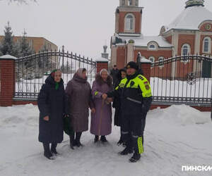 Фликеры в подарок: в Пинском районе сотрудники ГАИ провели акцию у церквей на Рождество