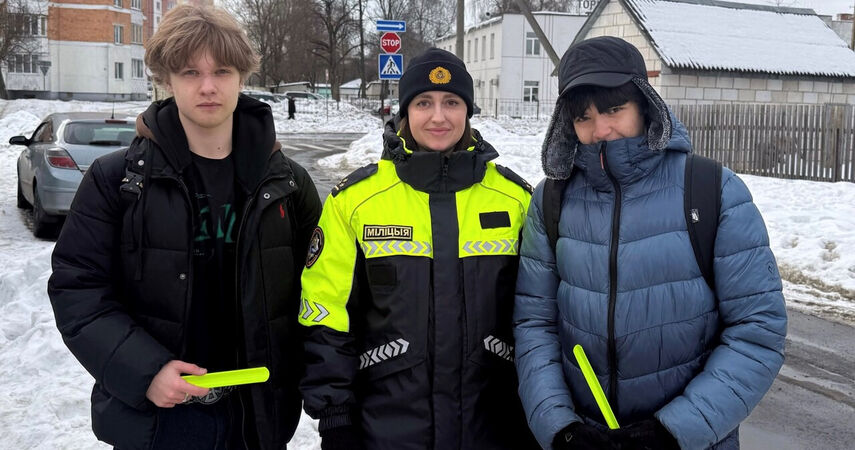 Вместо штрафа – фликер: как инспекторы Пинска «подсвечивали» пешеходов на опасных улицах