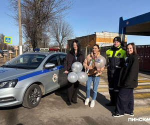 Цветочный патруль в Пинске: ГАИ и «Белнефтестрах» поздравили женщин-водителей с 8 Марта