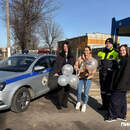 Цветочный патруль в Пинске: ГАИ и «Белнефтестрах» поздравили женщин-водителей с 8 Марта