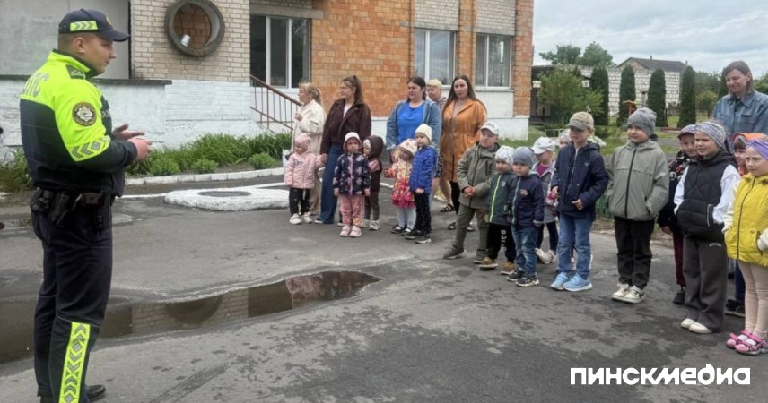 Инспекторы ГАИ Пинского РОВД приехали в Купятичи с акцией «Внимание — дети!»