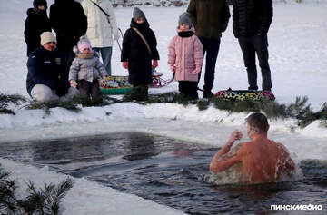 «Ууу, жара!» В -13℃ пинчане окунаются в прорубь