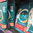 В перечень обязательных товаров для небольших торговых точек включили корма для животных