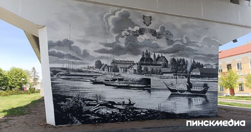 В Пинске появились новые места для фотосессий - муралы на опорах моста