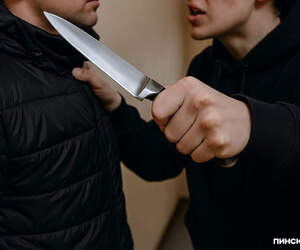 Нарезая закуску, приставил нож к шее: в Пинске спор из-за велосипеда едва не закончился трагедией