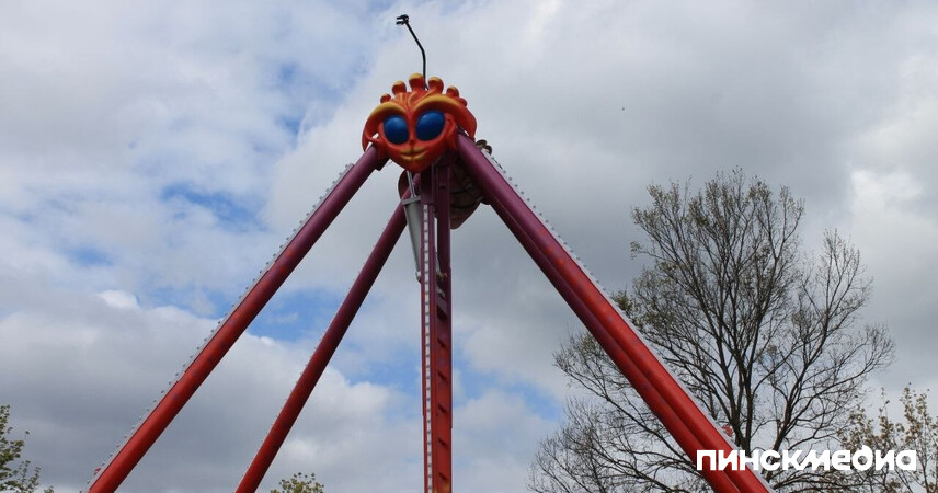 Праздник на подходе: в городском парке Пинска – активная подготовка аттракционов к открытию