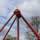 Праздник на подходе: в городском парке Пинска – активная подготовка аттракционов к открытию