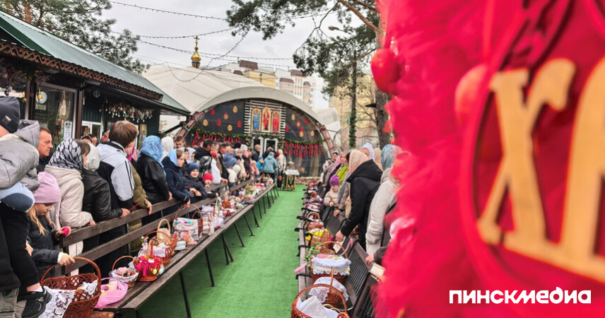 Аромат праздника на улицах Пинска: Великая суббота собрала горожан в храмах