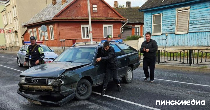 Утреннее ДТП в Пинске парализовало движение на ул. Горького: столкнулись Audi и Peugeot