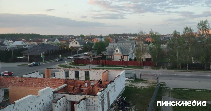 Опасные игры: дети лазают по незавершенному объекту на ул. Шапошника в Пинске