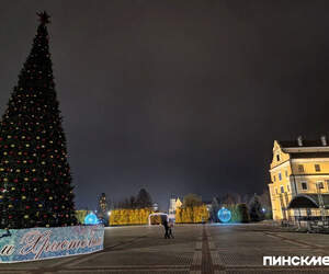 Пинск готовится к Новому году — 40 км гирлянд, лошади, елки и десятки фотозон