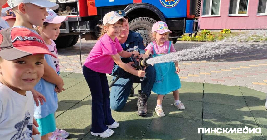 МЧС в детском саду №21 Пинска: дети примерили каску пожарного и узнали, как действовать при ЧС