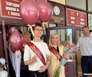 Последний звонок в Пинске: выпускники школы №18 совместили праздник и дань памяти героям