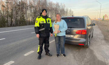 Цветы вместо штрафов: в Пинском районе ГАИ провела праздничную акцию для женщин-водителей