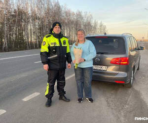 Цветы вместо штрафов: в Пинском районе ГАИ провела праздничную акцию для женщин-водителей