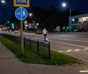 В погоне за просмотрами попал на комиссию: в Пинске подростка-самокатчика наказали за экстремальную езду по ночным дорогам