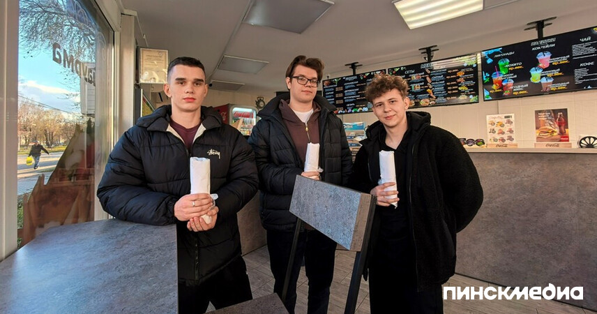 Показываем, как готовят популярную шаурму в Пинске: голодным к просмотру не рекомендуется