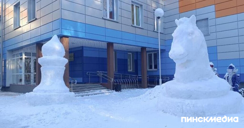 Шахматы в «Свитанке» и белый лев в Галево: Пинский район превращает сугробы в шедевры