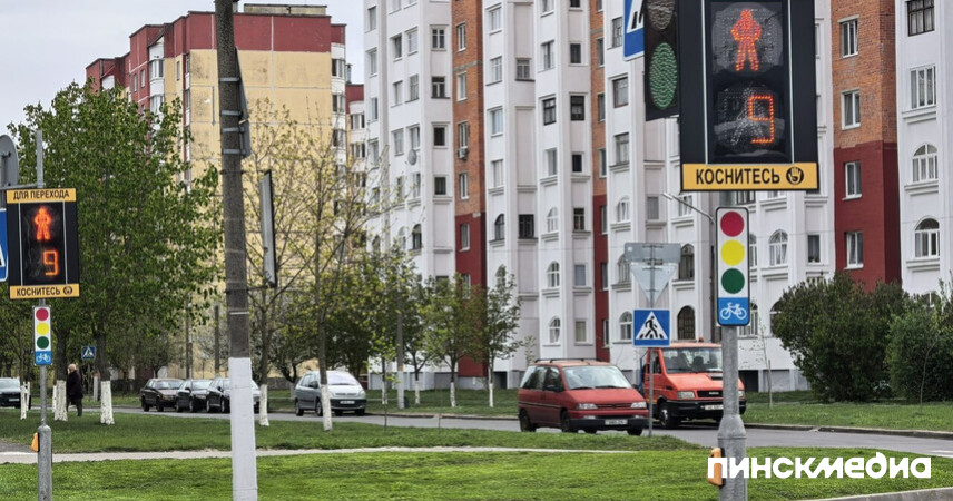Проехать нельзя спешиться: в Пинске устанавливают спецтаблички для велосипедистов и СПМ