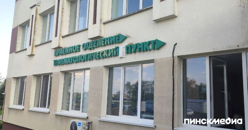 Внезапно выбежал на дорогу: в Пинске 8-летний мальчик попал под колёса Renault