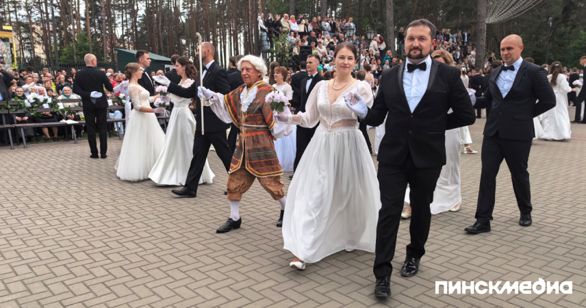 В Пинске седьмой Троицкий бал православной молодежи объединил на танцевальной площадке более 100 пар