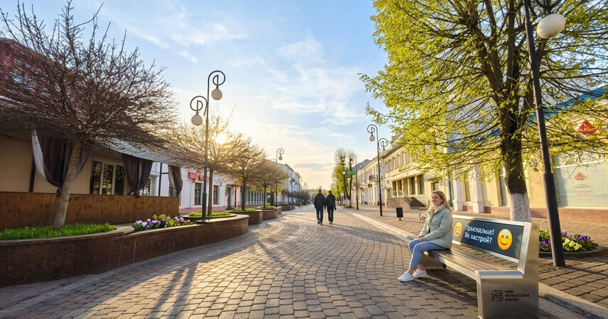 В Пинске на пешеходке устанавливают «умные» скамейки: будут давать советы прохожим