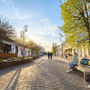 В Пинске на пешеходке устанавливают «умные» скамейки: будут давать советы прохожим