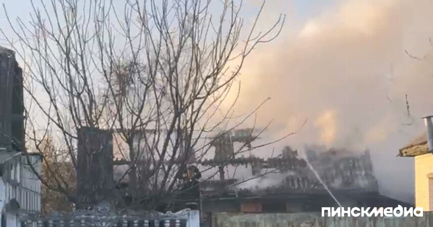 В Пинске спасатели ликвидировали пожар в частном секторе на Ракетной