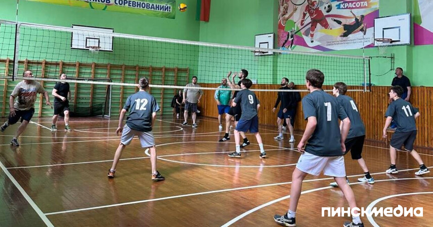Спортивный диалог: в Пинском районе волейбол сплотил молодежь, милицию и духовенство