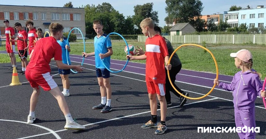 Тимбилдинг и квест: в Пинском районе прошёл спортивный праздник для детей, находящихся в СОП