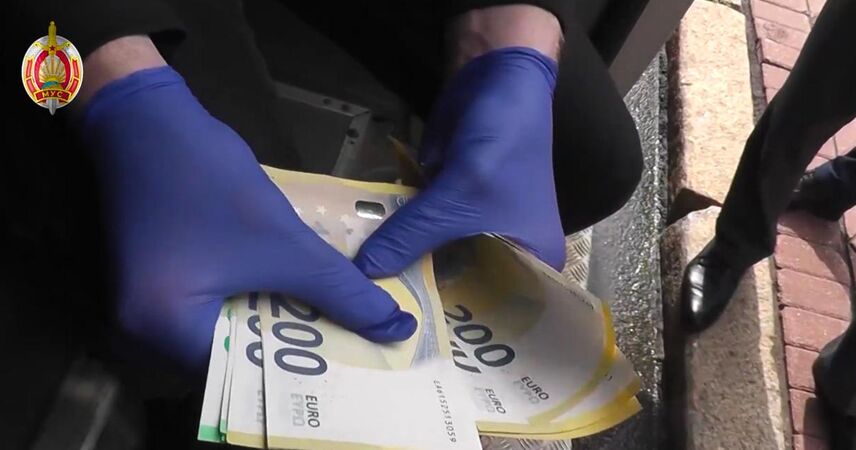 За взятки в десятки тысяч долларов задержаны топ-менеджеры страховых компаний Беларуси