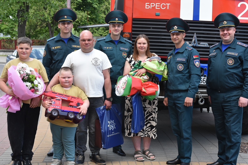 Спасатели прняли роды в салоне автомобиля, выписка из роддома