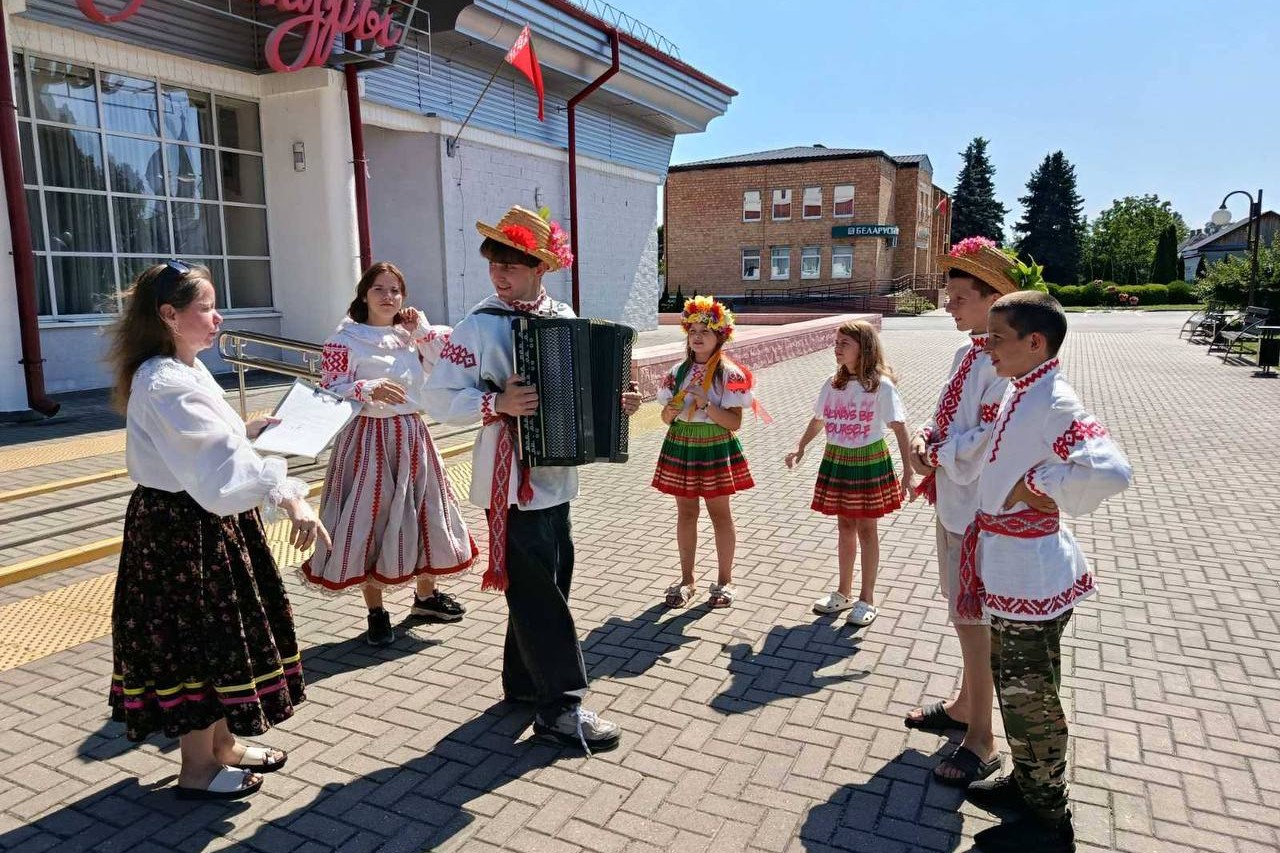 Яблочный спас детский праздник в Логишине