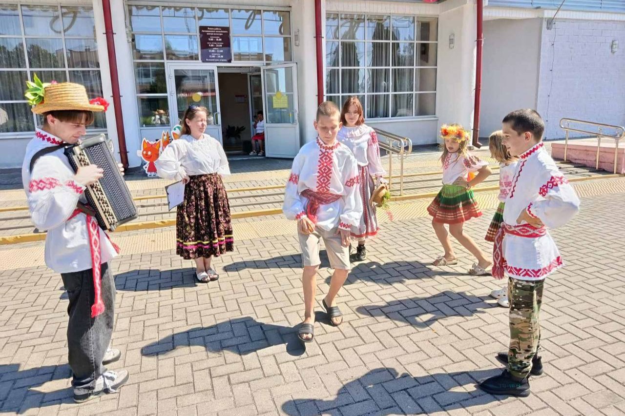 Яблочный спас детский праздник в Логишине