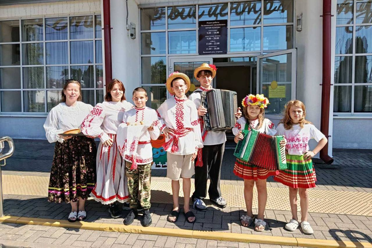 Яблочный спас детский праздник в Логишине