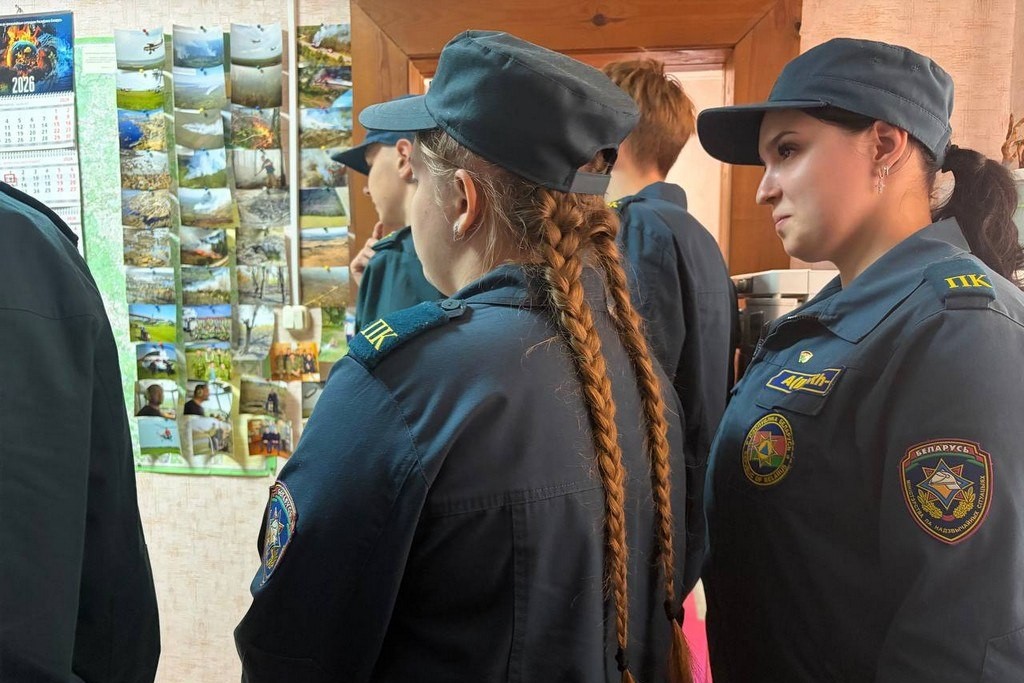 Учащиеся класса МЧС пинской школы №14 и сотрудники ГРОЧС посетили аэродром ГААСУ &laquo;Авиация&raquo;
