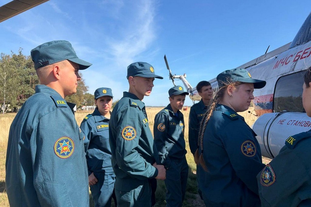 Учащиеся класса МЧС пинской школы №14 и сотрудники ГРОЧС посетили аэродром ГААСУ &laquo;Авиация&raquo;