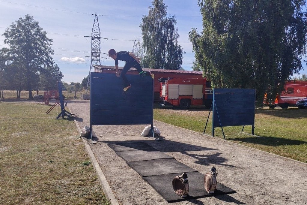 В Пинском ГРОЧС прошли соревнования по пожарно-спасательному спорту