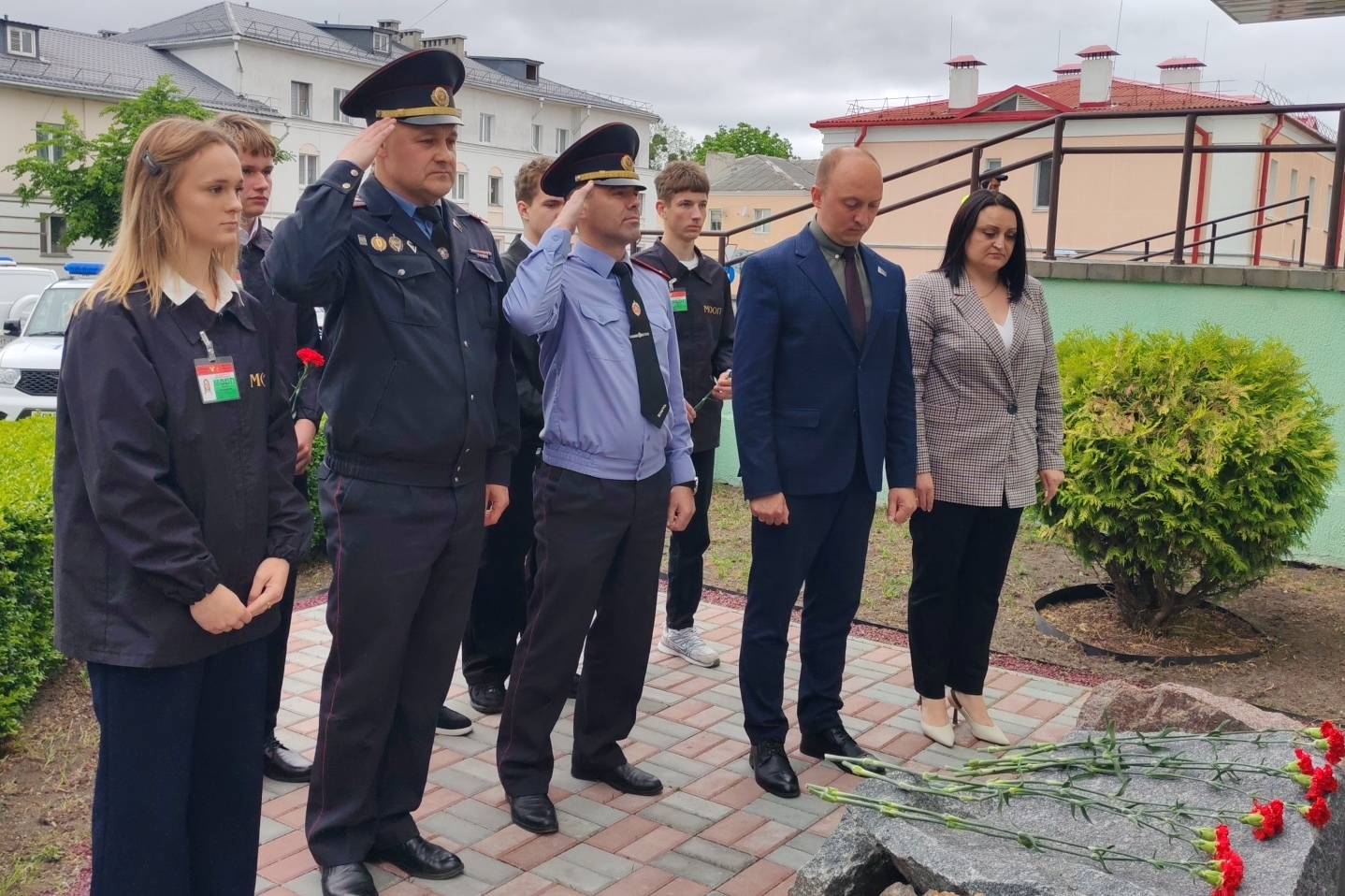 Руководство города и милиции возлагают цветы к памятному знаку погибшим сотрудникам ГОВД в Пинске