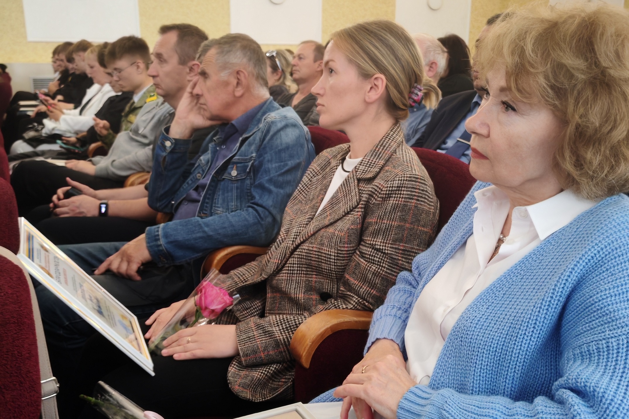 Жители города и представители предприятий Пинска на торжественной церемонии награждения дружинников