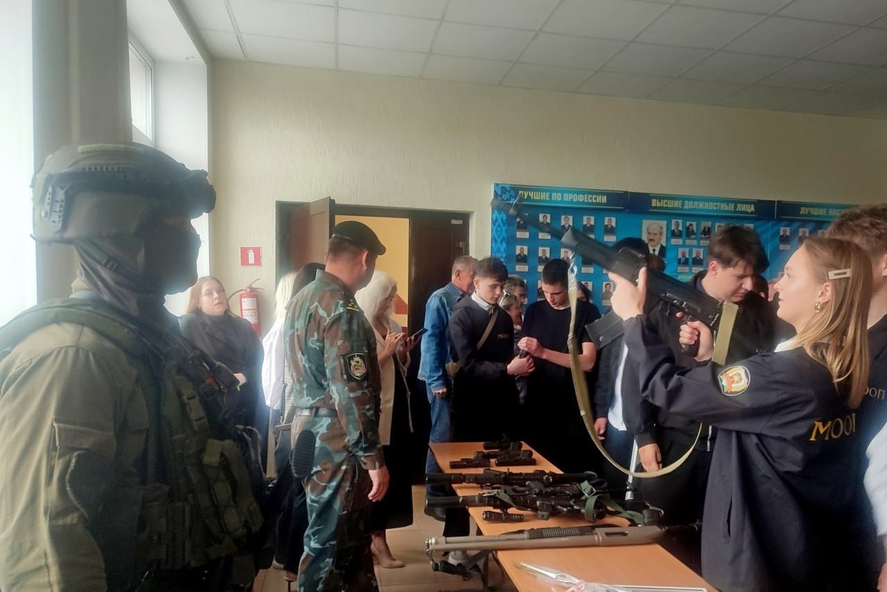 Сотрудники ОМОН проводят выставку стрелкового оружия и экипировки для участников сбора в Пинске